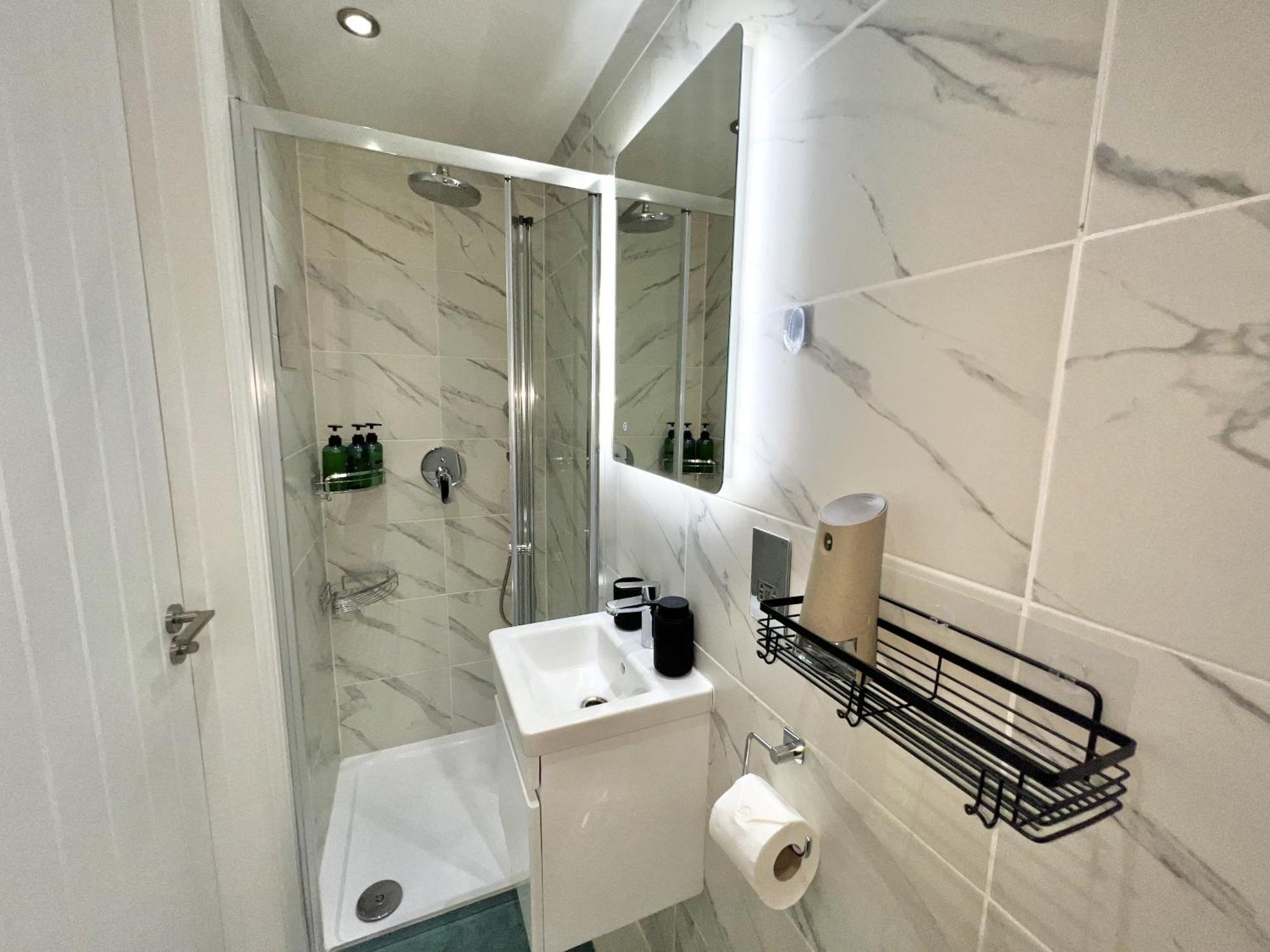 Charming 3-Bed Flat In Shepherds Bush - Sleeps 9 伦敦 外观 照片