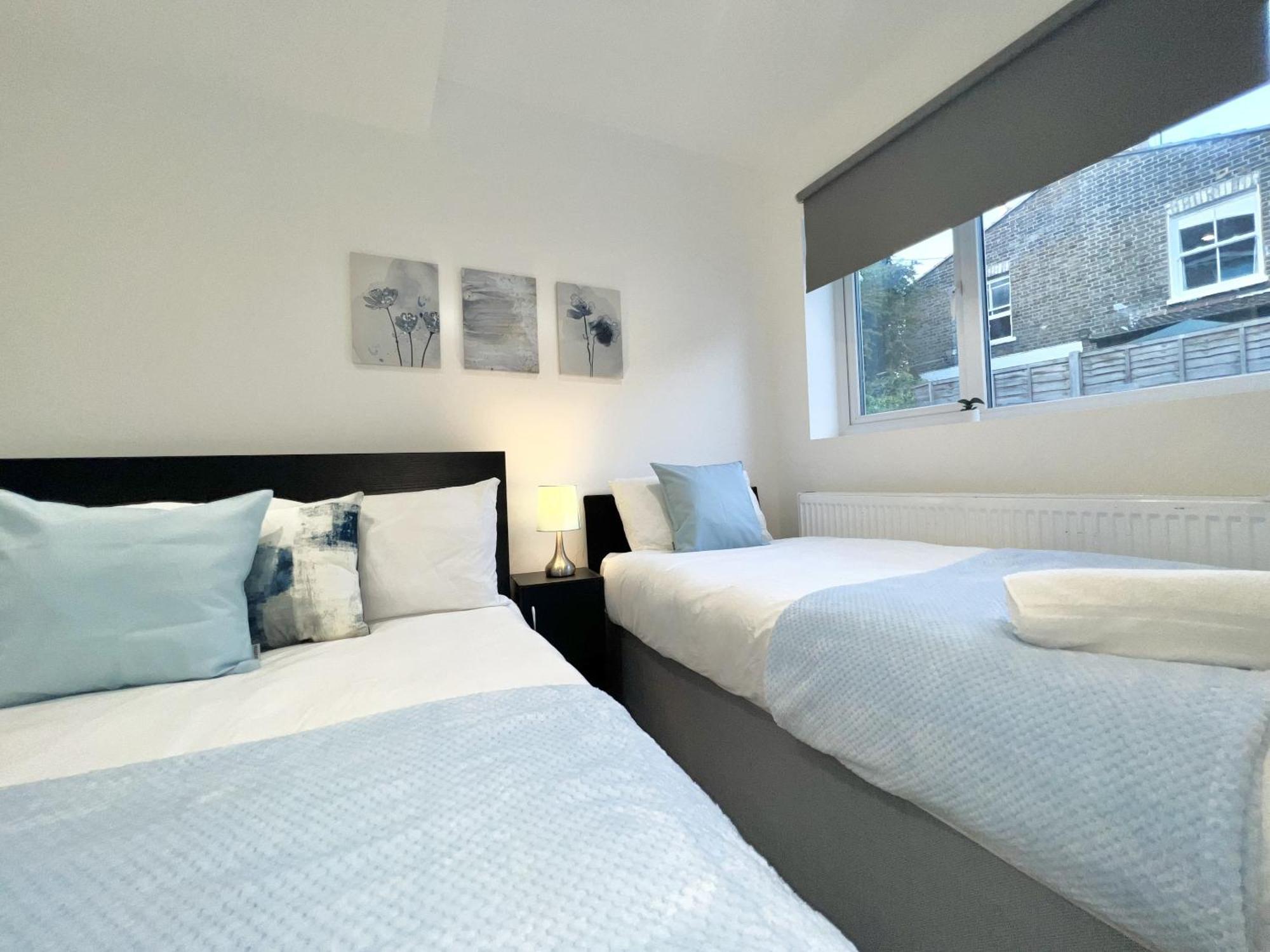 Charming 3-Bed Flat In Shepherds Bush - Sleeps 9 伦敦 外观 照片