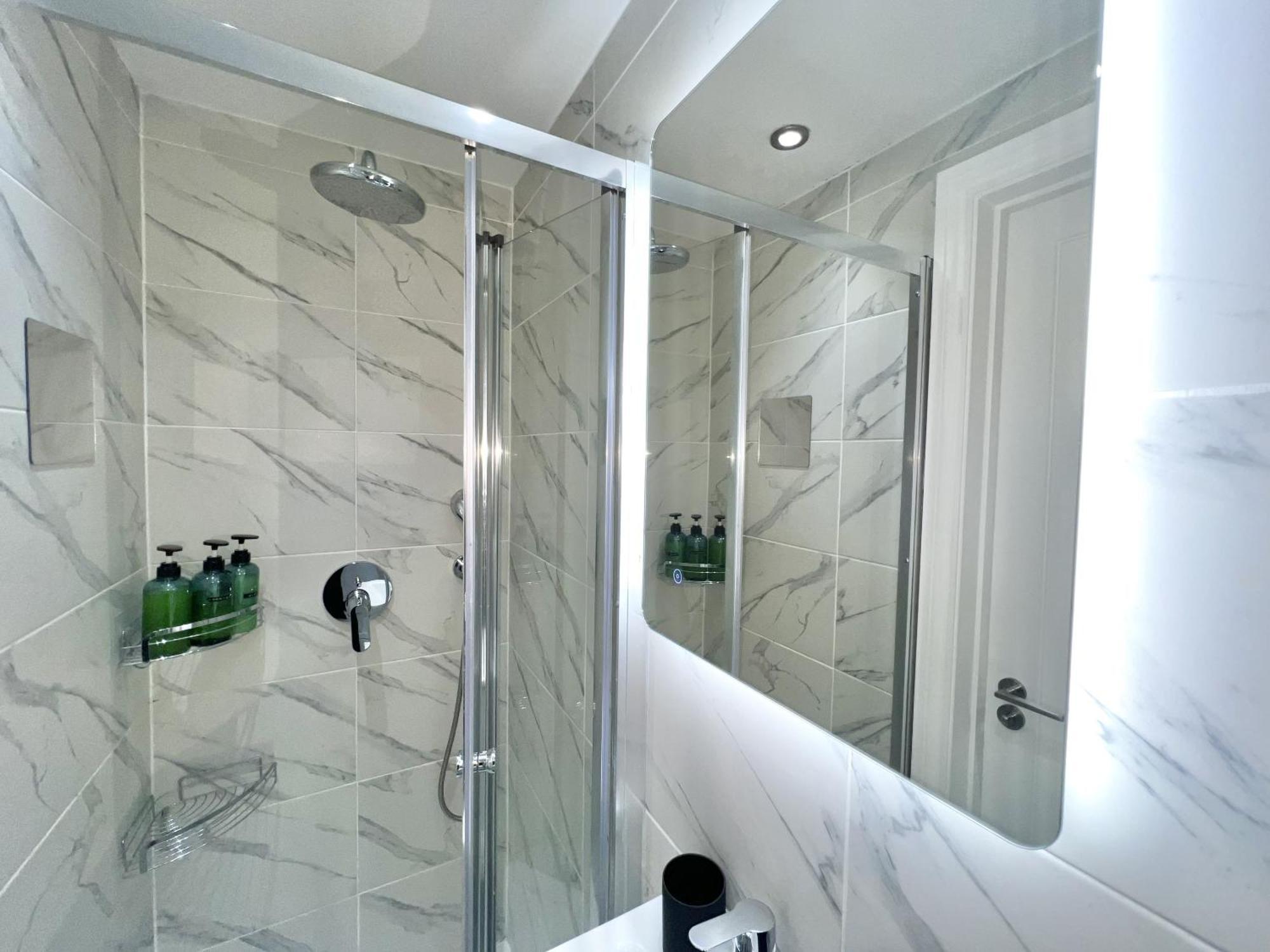 Charming 3-Bed Flat In Shepherds Bush - Sleeps 9 伦敦 外观 照片