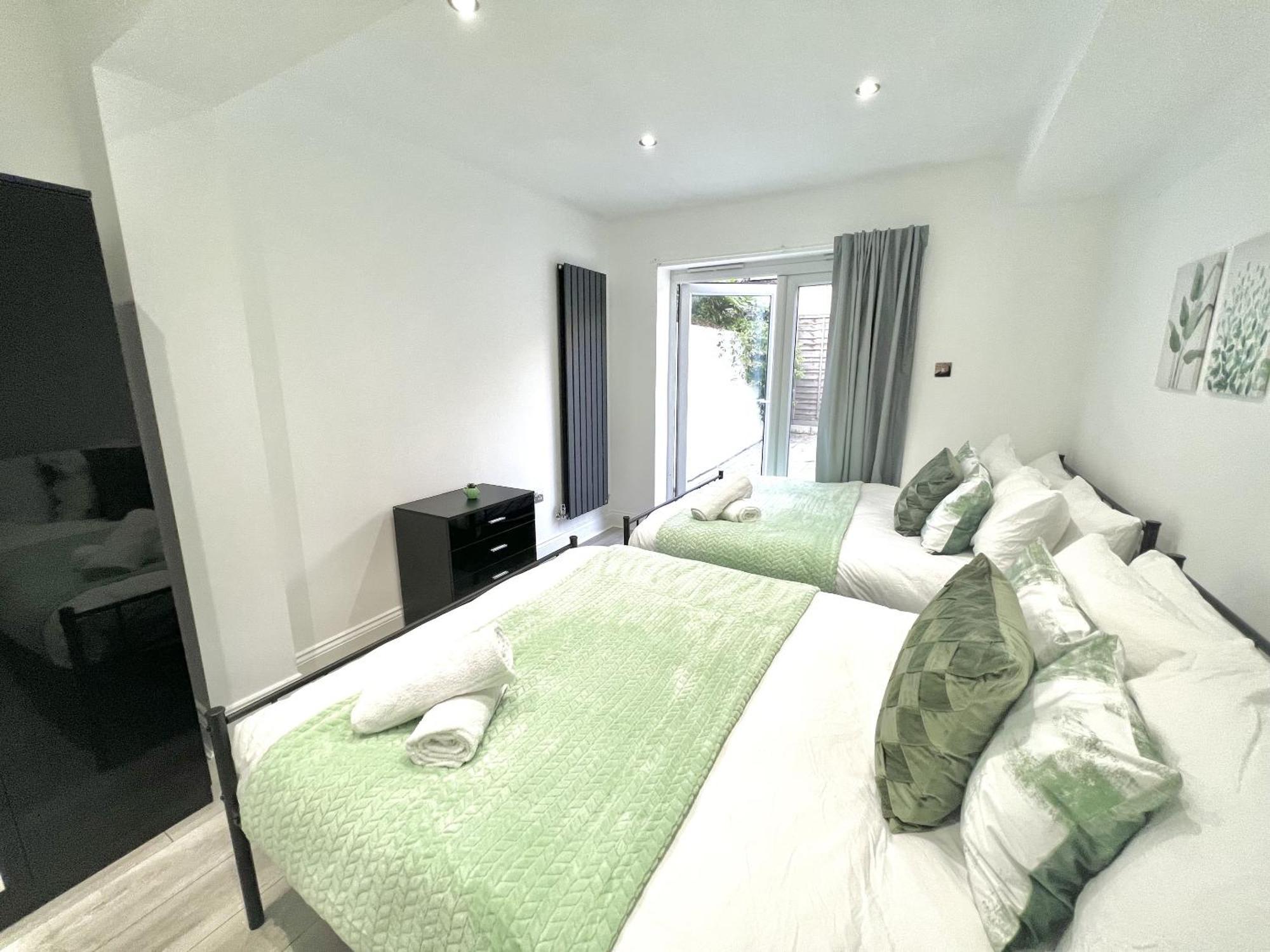 Charming 3-Bed Flat In Shepherds Bush - Sleeps 9 伦敦 外观 照片