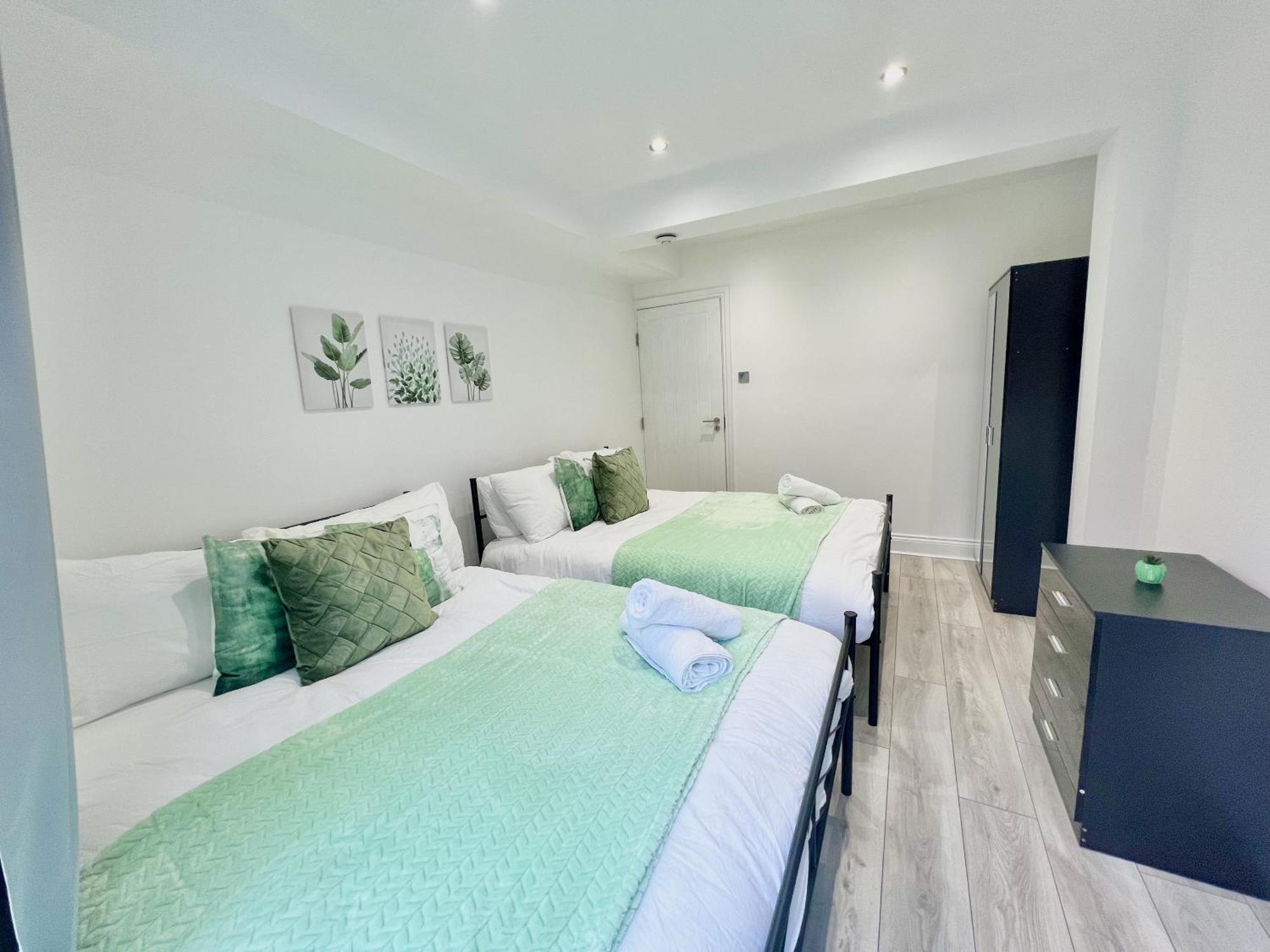 Charming 3-Bed Flat In Shepherds Bush - Sleeps 9 伦敦 外观 照片